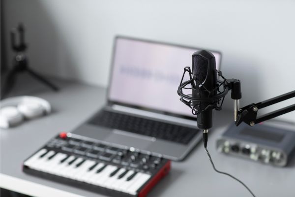 Captação e Monitorização de Áudio: Equipamentos Essenciais para Comunicar com Impacto Profissional